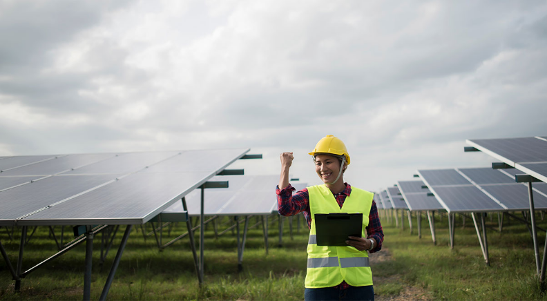 Operaio tra Impianti fotovoltaici a terra