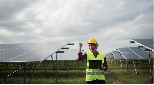 Operaio tra Impianti fotovoltaici a terra